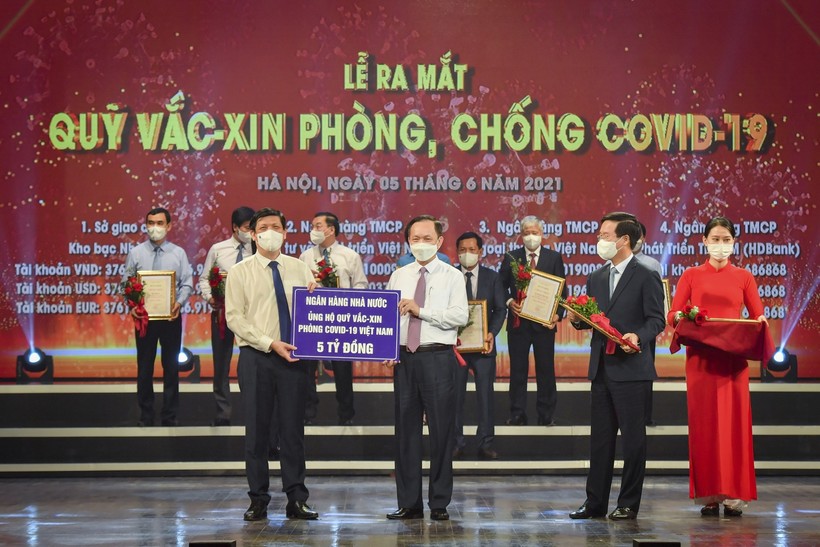 Phó Thống đốc NHNN Đào Minh Tú đại diện NHNN trao ủng hộ Quỹ Vaccine phòng,chống Covid-19.