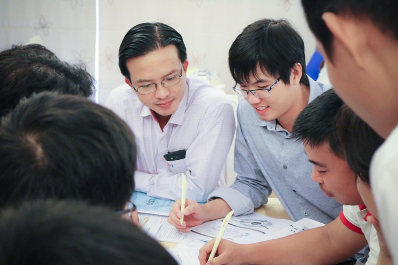 Kỹ sư Nguyễn Đắc Luân làm việc nhóm cùng đồng nghiệp