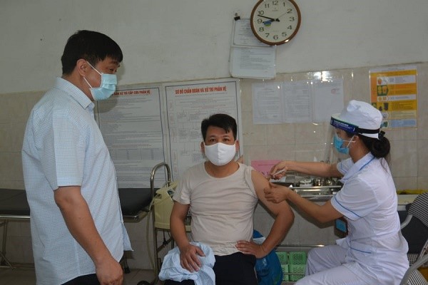 Tiêm vắc xin cho người dân huyện Thường Tín