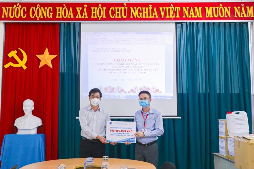 Lãnh đạo KVT trao tặng các thiết bị y tế cho Trung tâm y tế Vũng Tàu