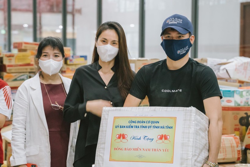 Vợ chồng ca sĩ Thủy Tiên – danh thủ Công Vinh tiếp nhận 100 tấn thực phẩm của Hà Tĩnh gửi TP.HCM tại ĐH Quốc tế Hồng Bàng để phân phát cho người dân.