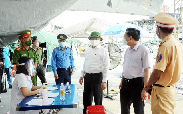 Bí thư Thành ủy Hà Nội Đinh Tiến Dũng và Chủ tịch UBND TP  Chu Ngọc Anh thị sát chốt kiểm soát tại Trạm thu phí đường cao tốc Pháp Vân - Cầu Giẽ.