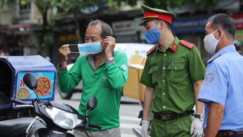Các lựu lượng chức năng Hà Nội xử phạt nghiêm các trường hợp ra khỏi nhà khi không cần thiết và không đeo khẩu trang
