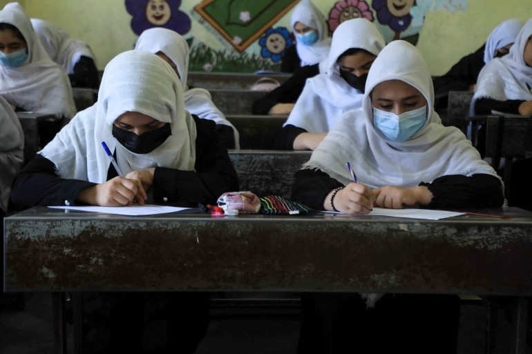 Nữ sinh quay lại trường học tại Herat sau khi Taliban kiểm soát Afghanistan