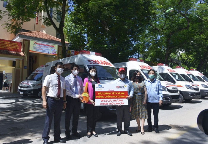 Chủ tịch Ủy ban MTTQVN TP Hà Nội Nguyễn Lan Hương tiếp nhận xe cứu thương và máy thở từ các đơn vị