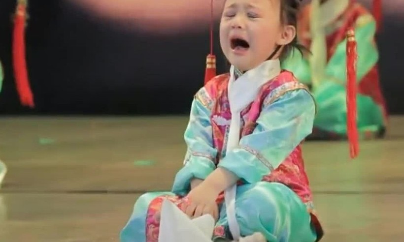 Bé gái khóc múa: Xem ngay hình ảnh bé gái khóc múa đầy xúc động, luyện tập múa cùng nước mắt và nụ cười. Đây là một bài tập rất đặc biệt của bé và sẽ khiến bạn cảm thấy rất bất ngờ. Hãy đến với chúng tôi để cùng chia sẻ niềm vui và tìm hiểu thêm về các bài tập múa khác.