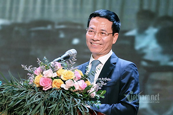 Bộ trưởng Nguyễn Mạnh Hùng nói chuyện với sinh viên Học viện Bưu chính Viễn thông tháng 9/2020. Ảnh: Trọng Đạt.