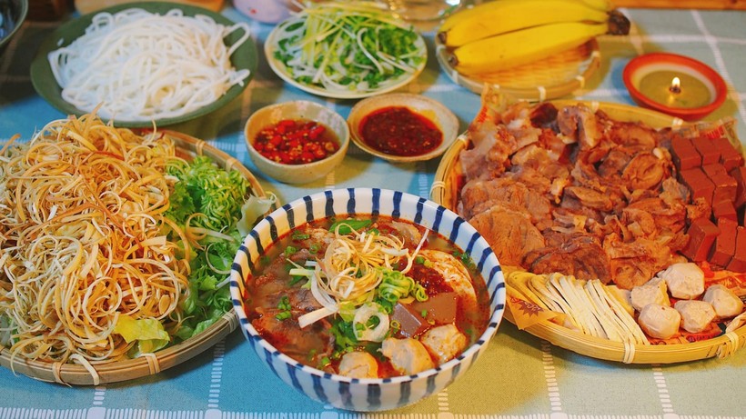 Cách nấu bún bò Huế cầu kỳ chuẩn vị cố đô gây sốt của cô gái Việt ở Nhật