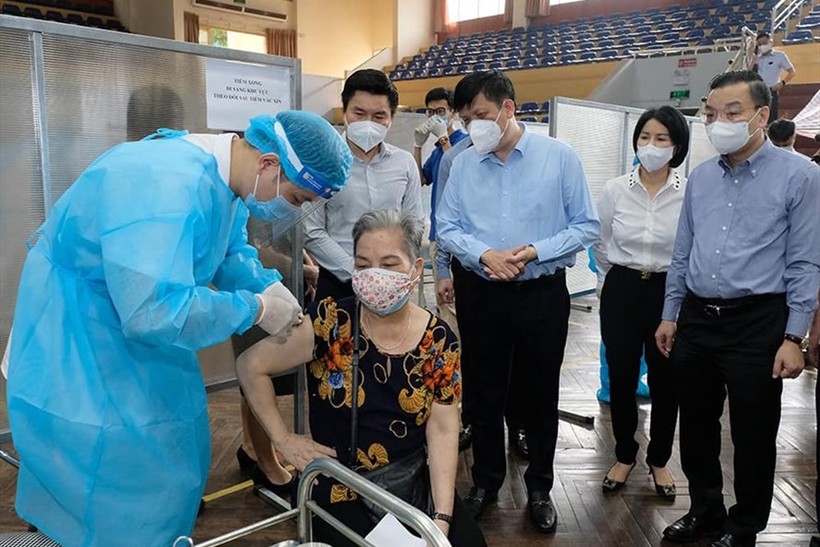 Bộ trưởng Bộ Y tế, GS-TS Nguyễn Thanh Long cùng đoàn  kiểm tra công tác tiêm chủng vắc xin phòng Covid-19 ở Hà Nội.