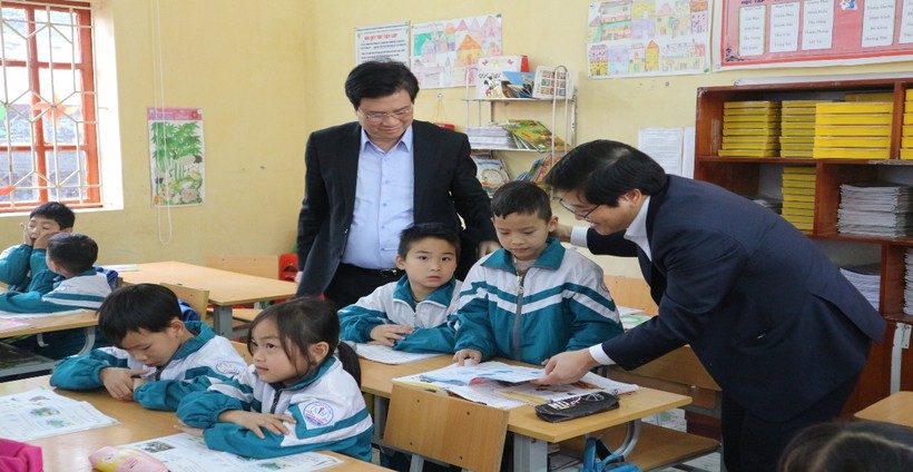 Thứ trưởng Nguyễn Hữu Độ thăm và làm việc tại trưởng tiểu học Nhân Thịnh tháng 2/2021