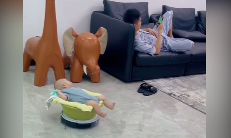 Clip: Em bé tận hưởng "cảm giác lạ" với robot hút bụi 