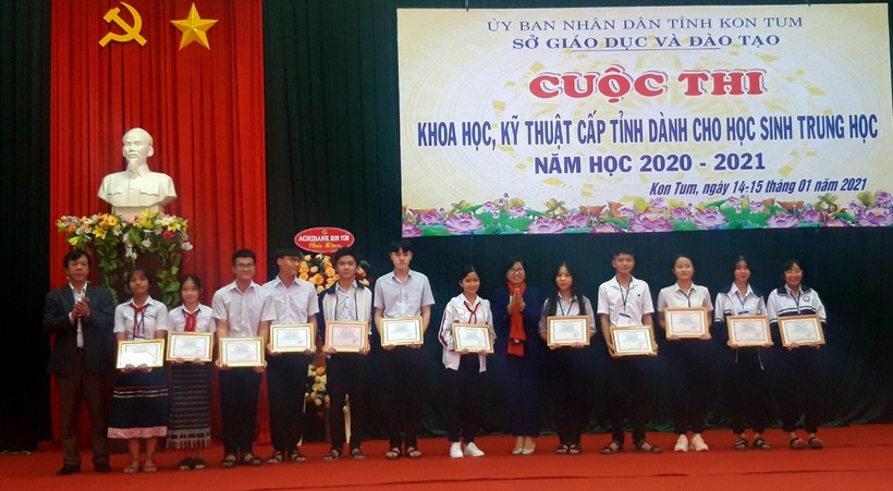 4 học sinh (mỗi đề tài có 2 học sinh tham gia) của Trường THPT Trường Chinh được nhận giải Nhất tại cuộc thi Khoa học kỹ thuật cấp tỉnh dành cho học sinh trung h.ọc, năm học 2020-2021 (trong ảnh đứng phía bên phải).