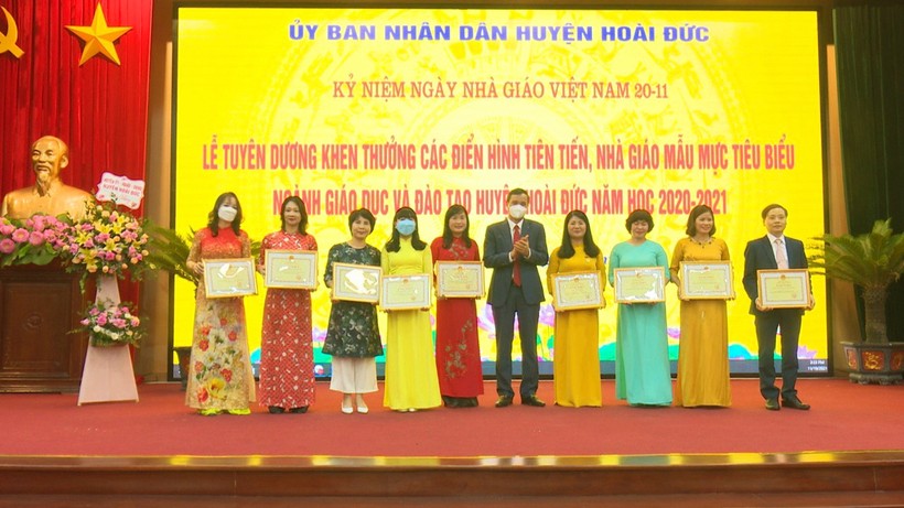 Trường THCS Đông La vinh dự nhận Bằng khen của Bộ GD&ĐT, Danh hiệu “ Tập thể Lao động xuất sắc” của Thành phố Hà Nội