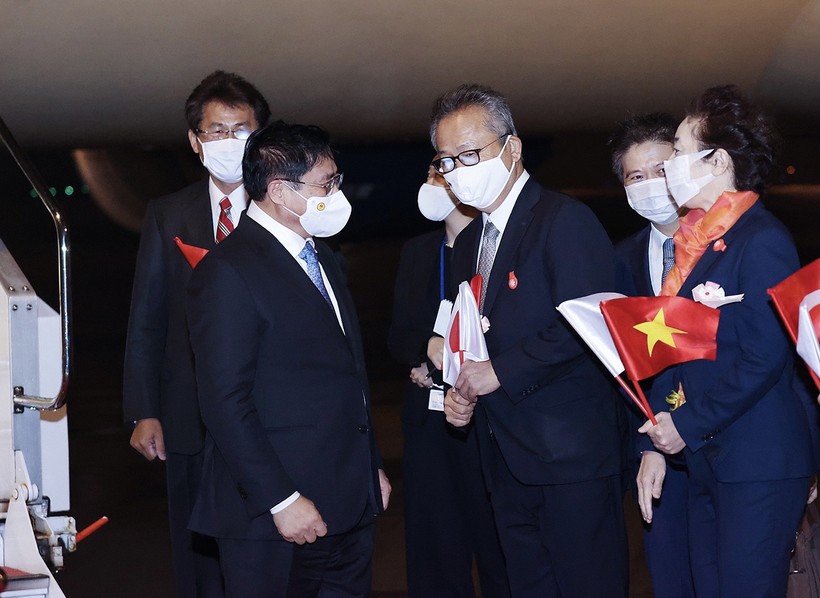 Đón Thủ tướng Chính phủ và đoàn đại biểu Việt Nam tại sân bay có ông Miyake Shingo, Thứ trưởng Bộ Ngoại giao Nhật Bản; bà Shino Mitsuko, Cục trưởng Cục Lê tân, Bộ Ngoại giao Nhật Bản; ông Yamada Takio, Đại sứ Nhật Bản tại Việt Nam - Ảnh VGP/Nhật Bắc