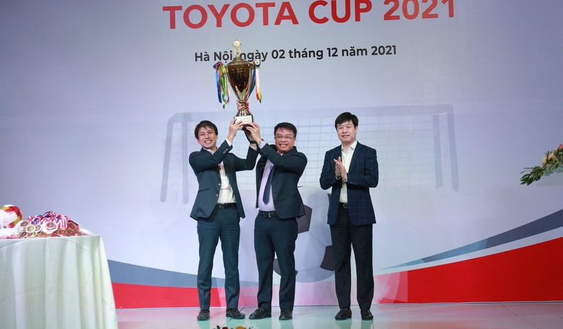 Đại diện nhà tài trợ Toyota, ông Hiroshi Okamura trao Cup giải bóng đá U9 cho Ban tổ chức giải.