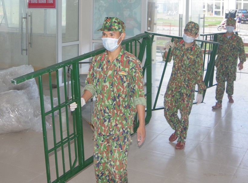 Cán bộ, chiến sĩ Bộ CHQS tỉnh Thừa Thiên Huế tham gia chuẩn bị các khung cách ly y tế trên địa bàn.