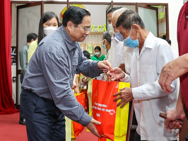 Thủ tướng Phạm Minh Chính tặng quà các gia đình chính sách, hộ có hoàn cảnh khó khăn. Ảnh: VGP/Nhật Bắc.