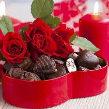 Món quà thông dụng là socola và hoa hồng trong ngày Valentine (hình minh họa).