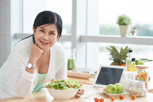 Phụ nữ sau tuổi 50 nên chú ý chế độ ăn uống (hình minh họa)