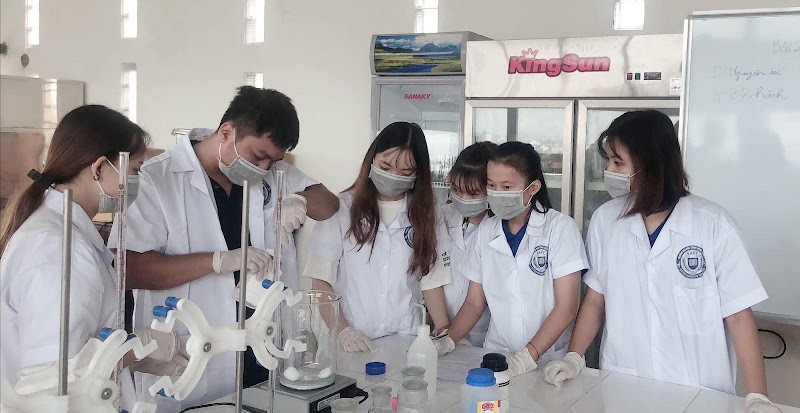 Sinh viên khoa Công nghệ thực phẩm trong giờ thực hành tại phòng thí nghiệm.