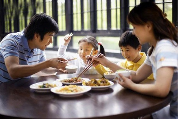 Cha mẹ cần dạy dỗ văn hóa ăn uống cho con từ nhỏ (hình minh họa)