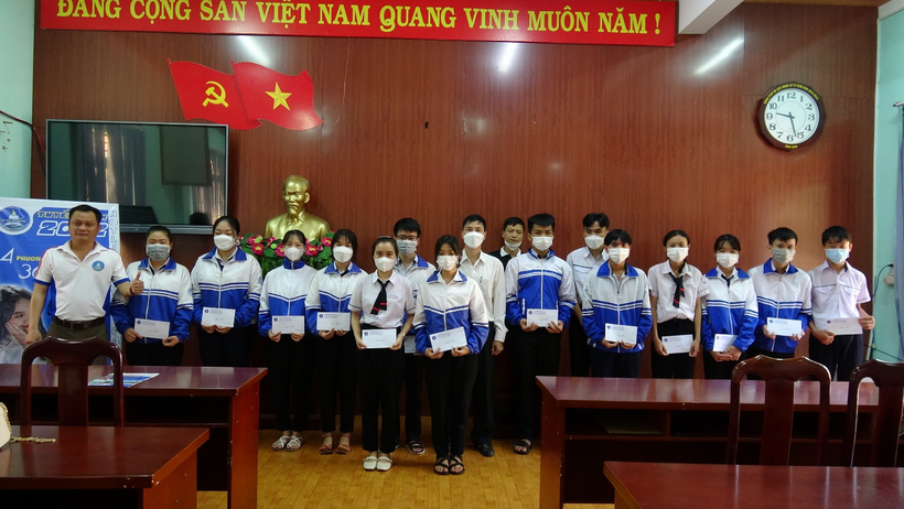 Trao học bổng tại Trường THPT Cư M’gar – huyện Cư M’gar