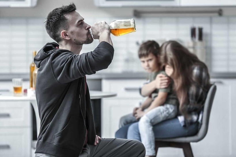 Có nên ly hôn người chồng nghiện rượu?