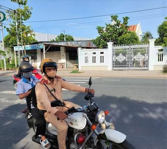 Đại úy Nguyễn Văn Thép đưa thí sinh đến điểm thi an toàn.
