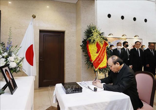 Chủ tịch nước Nguyễn Xuân Phúc ghi sổ tang tưởng niệm cố Thủ tướng Nhật Bản Abe Shinzo - Ảnh: TTXVN.