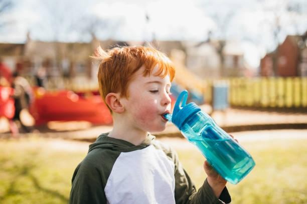 Bí kíp giúp con uống đủ nước khi ở trường