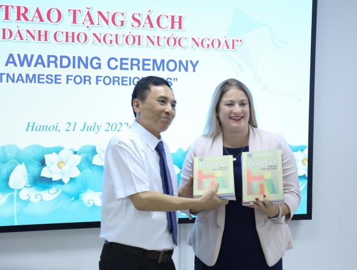 Ông Ngô Trần Ái, đại diện công ty VEPIC trao tặng bộ sách quý cho Đại sứ quán Hoa Kỳ tại Hà Nội.