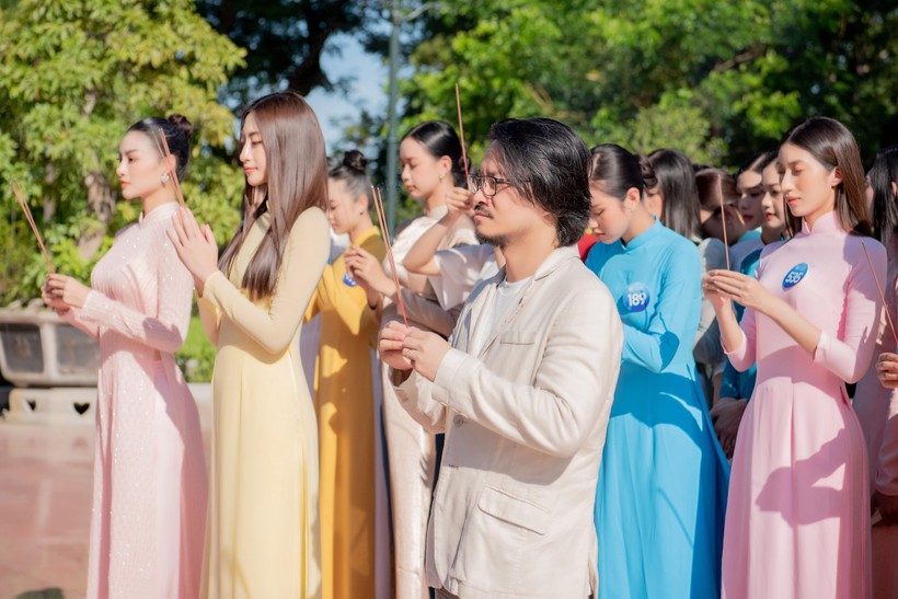Top 38 Miss World Vietnam 2022 duyên dáng với áo dài truyền thống dâng hương tại Quy Nhơn 