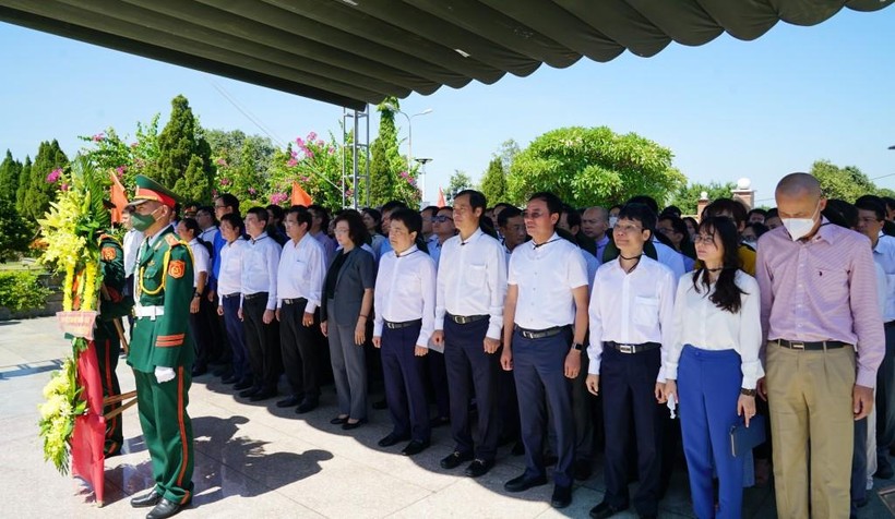 Tập thể cán bộ PV GAS tưởng nhớ các anh hùng liệt sỹ tại Nghĩa trang TP Đà Nẵng tại xã Hòa Khương, huyện Hòa Vang, Đà Nẵng