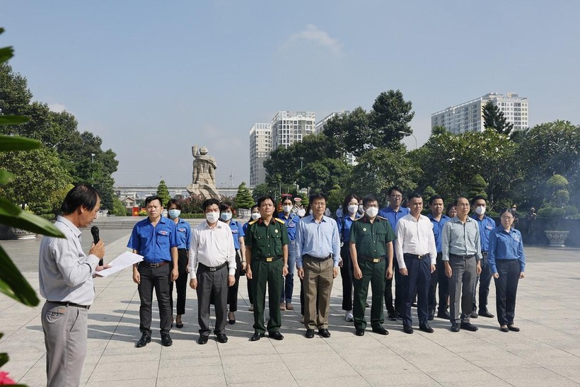 Tập thể Ban lãnh đạo, Hội CCB, Đoàn thanh niên PVFCCo dâng hương tại Nghĩa trang Liệt sĩ TP Hồ Chí Minh