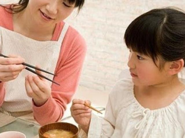 Mẹ Nhật dạy con tại nhà (hình minh họa).