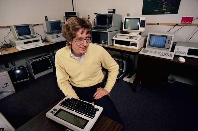Bill Gates khi còn trẻ đã say mê nghiên cứu, tìm tòi . Ảnh: CNBC 