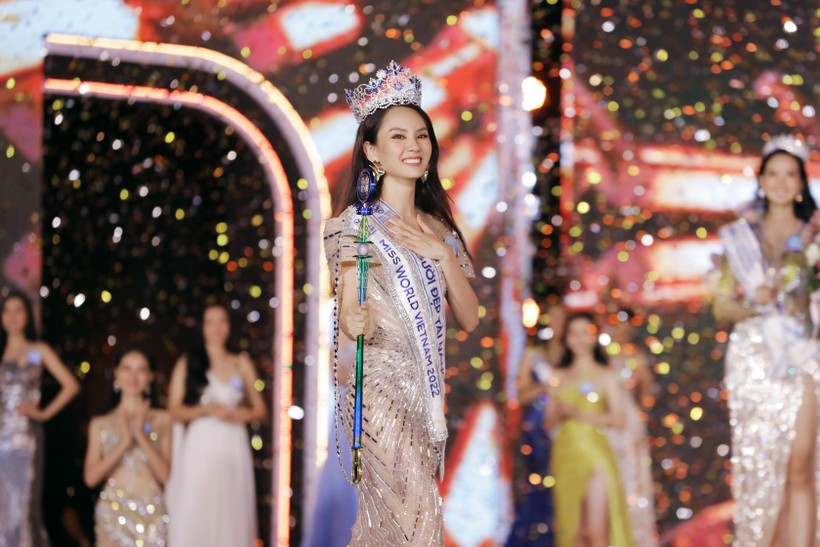 Dân mạng ‘phát sốt’ với màn 'bắn' tiếng Anh như gió của tân Hoa hậu Huỳnh Nguyễn Phương Mai