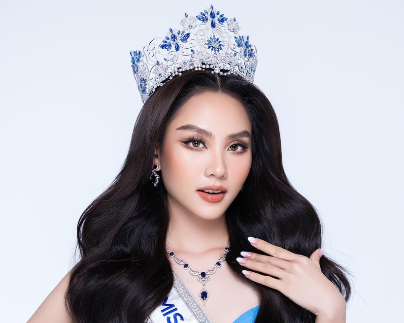 Hoa hậu Mai Phương sẽ đấu giá vương miện sau 1 tháng đăng quang