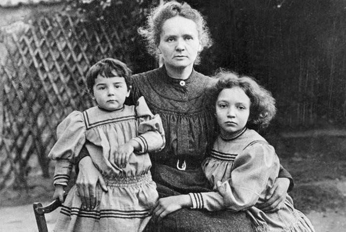 Marie Curie và hai con gái 