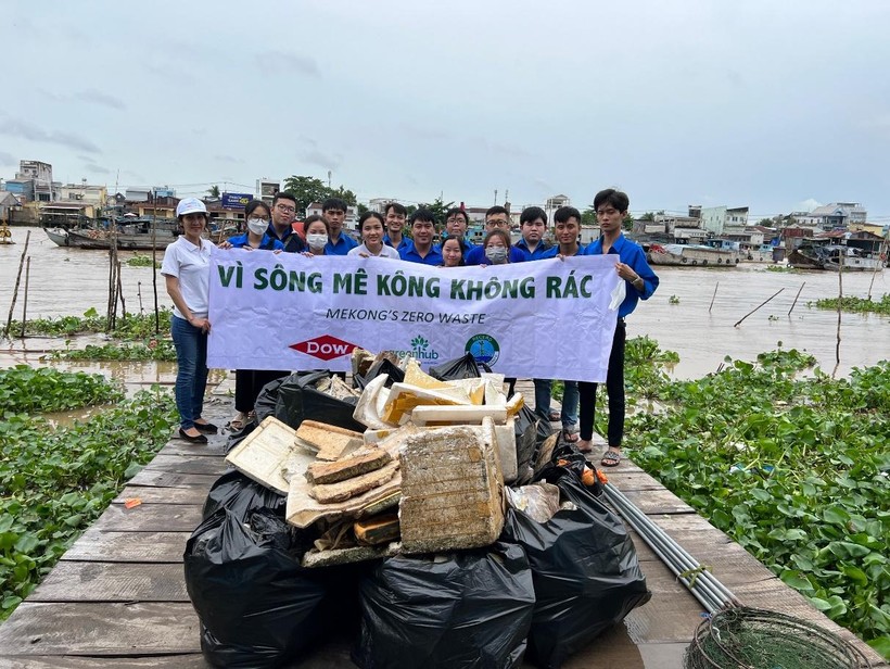 Cuối hoạt động, các tình nguyện viên đã thu được gần 100kg rác thải ở khu vực chợ nổi Cái Răng. 