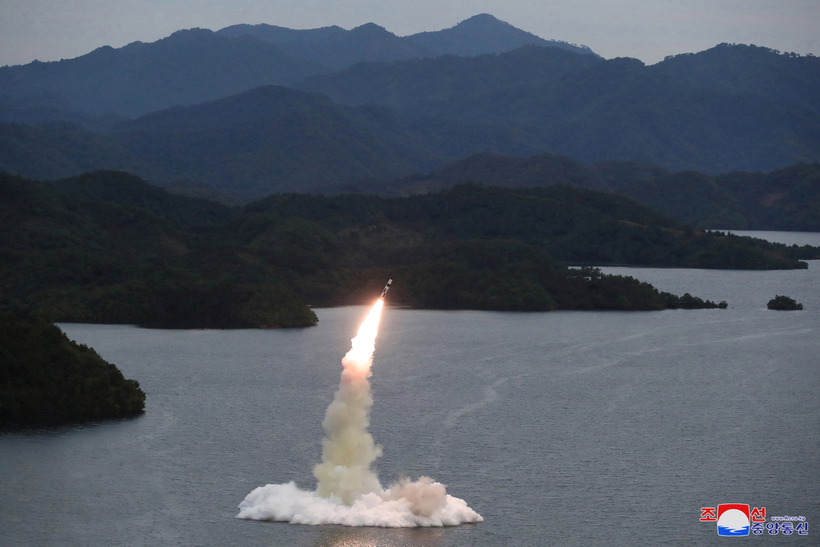 Một vụ phóng tên lửa tại địa điểm không được tiết lộ ở Triều Tiên. Ảnh: KCNA 