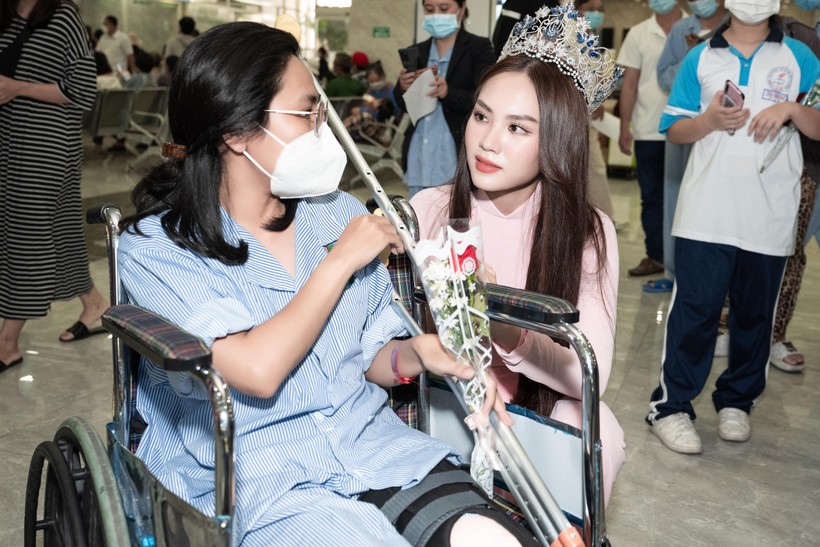 Hoa hậu Mai Phương tri ân, hát tặng các nữ y, bác sĩ nhân ngày Phụ nữ Việt Nam 