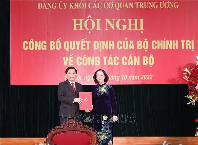 Trưởng Ban Tổ chức Trung ương Trương Thị Mai trao quyết định cho đồng chí Nguyễn Văn Thể - Ảnh: TTXVN