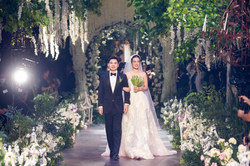 Hoa hậu Lương Thùy Linh nhận niềm vui bất ngờ trong đám cưới Đỗ Mỹ Linh