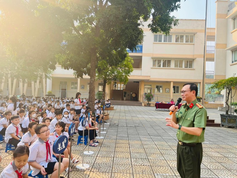 Thượng tá, TS Đào Trung Hiếu giao lưu với học sinh trường Tiểu học Đô thị Việt Hưng 
