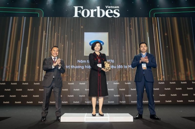 Bà Bùi Thị Hương - Giám đốc Điều hành Vinamilk nhận chứng nhận thương hiệu dẫn đầu trong lĩnh vực thực phẩm đồ uống năm 2022 từ Forbes Việt Nam