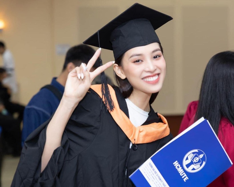 Hoa hậu Tiểu Vy rạng rỡ nhận bằng tốt nghiệp đại học