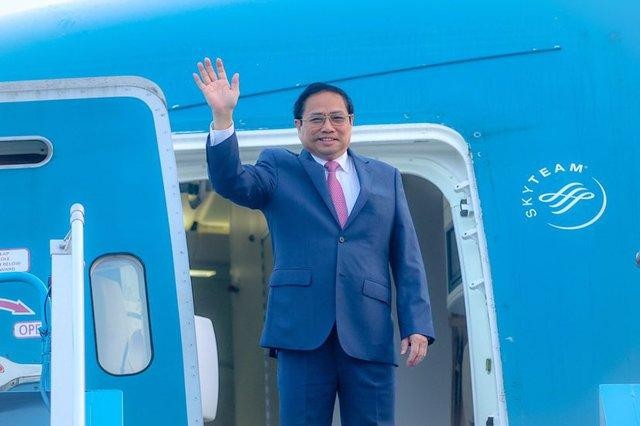 Thủ tướng Chính phủ Phạm Minh Chính dẫn đầu đoàn đại biểu Việt Nam rời Hà Nội, lên đường thăm chính thức Vương quốc Campuchia từ ngày 08-09/11/2022, dự Hội nghị cấp cao ASEAN lần thứ 40, 41 và các hội nghị liên quan từ ngày 10-13/11/2022 - Ảnh: VGP/Nhật Bắc.