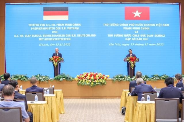Thủ tướng Phạm Minh Chính và Thủ tướng Cộng hòa Liên bang Đức Olaf Scholz gặp gỡ báo chí sau cuộc hội đàm thành công vừa diễn ra - Ảnh: VGP/Nhật Bắc