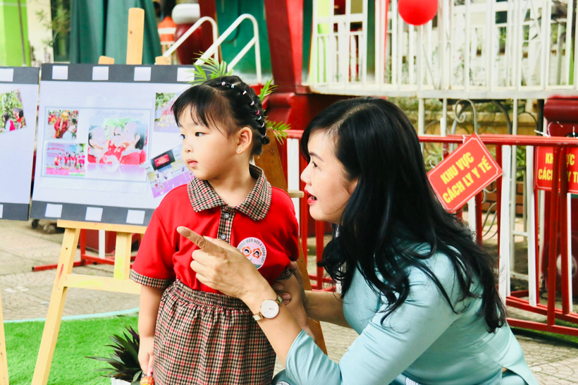 Cô giáo Phạm Thu Hương trò chuyện cùng trẻ trong ngày đầu khai giảng năm học mới 2022- 2023